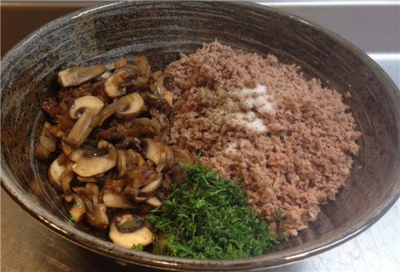 Блины с мясом и грибами в панировке