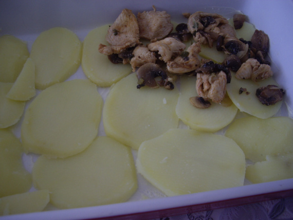 Картофельная запеканка с грибами и курицей