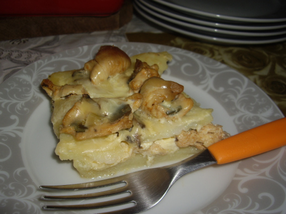 Картофельная запеканка с грибами и курицей