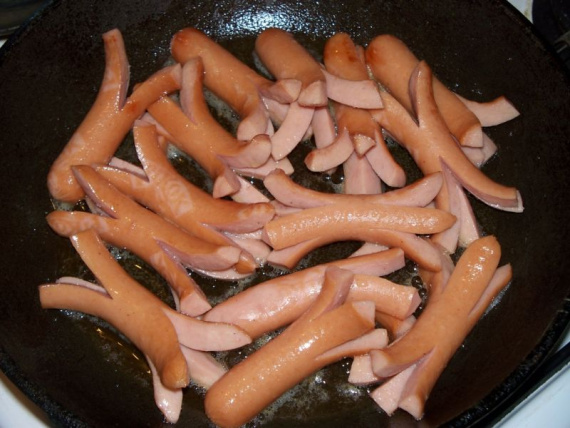 Жареные сосиски с луком