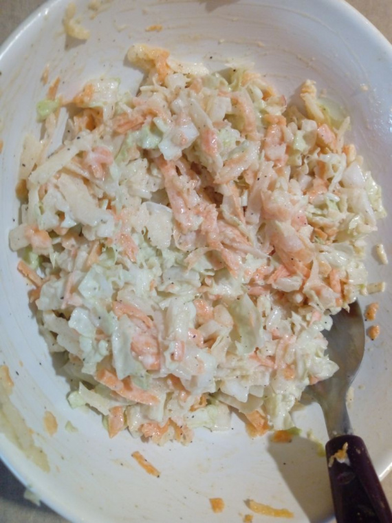 Салат из китайской капусты, моркови и яблока