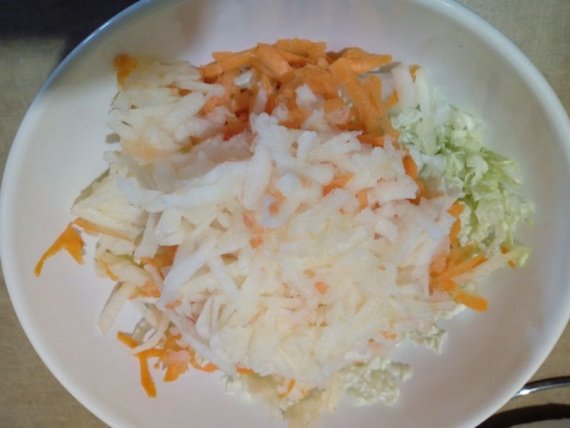 Салат из китайской капусты, моркови и яблока
