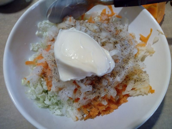 Салат из китайской капусты, моркови и яблока
