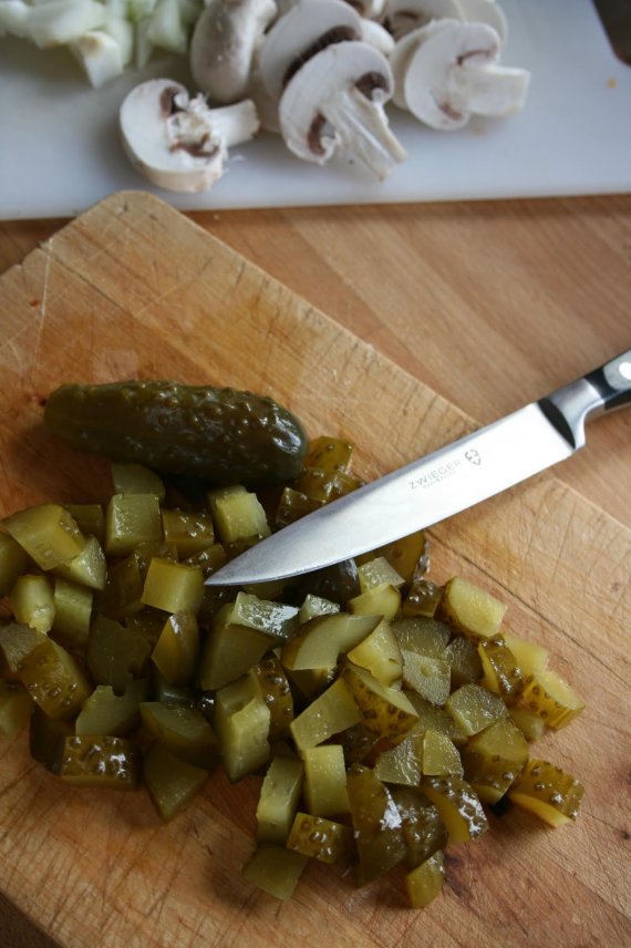 Тушеная свинина с солеными огурцами
