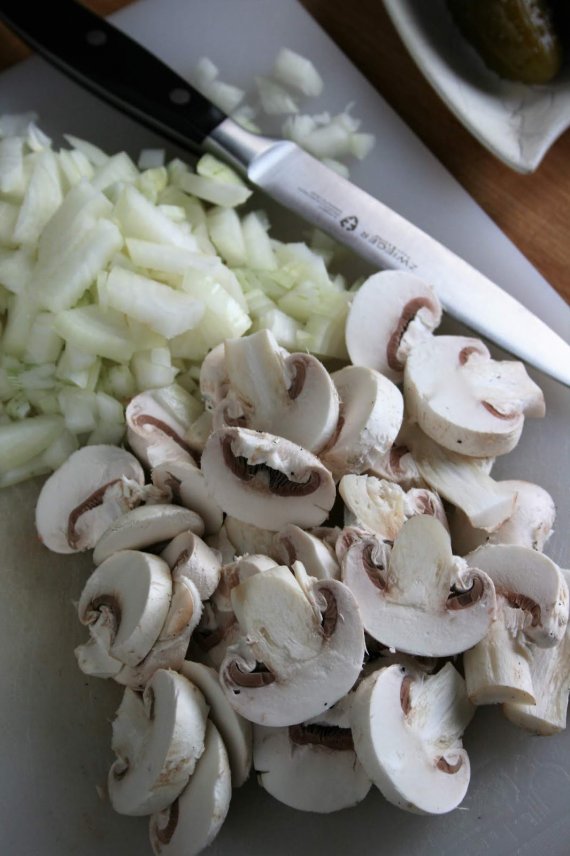 Тушеная свинина с солеными огурцами