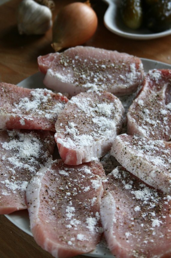 Тушеная свинина с солеными огурцами