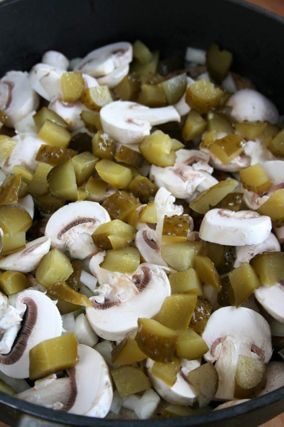 Тушеная свинина с солеными огурцами