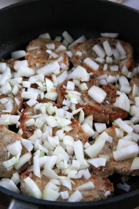 Тушеная свинина с солеными огурцами
