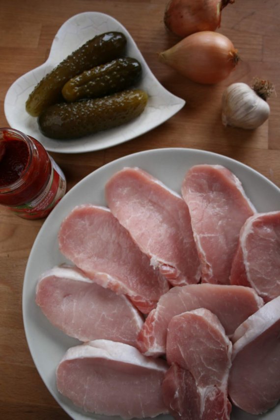 Тушеная свинина с солеными огурцами