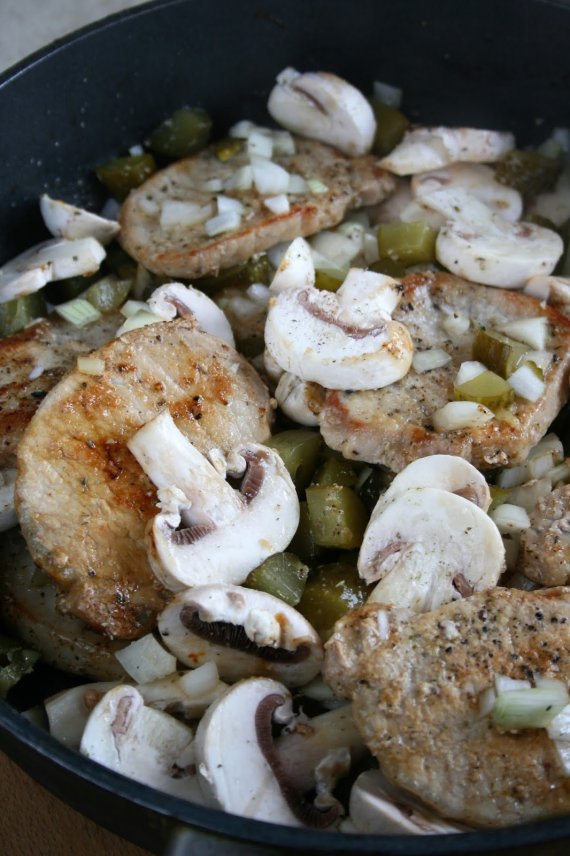 Тушеная свинина с солеными огурцами