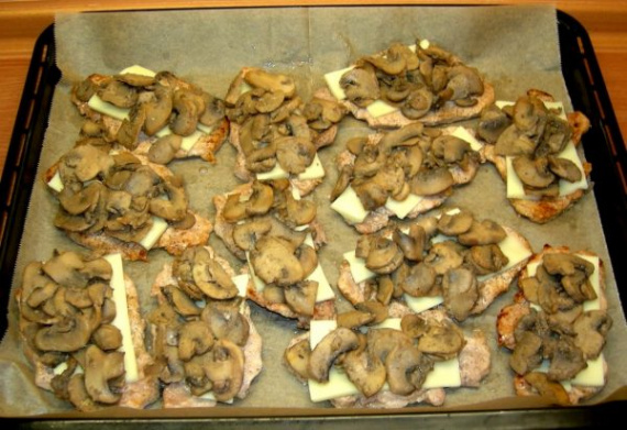 Отбивная с грибами и сыром в духовке