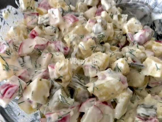 Салат с редиской и картошкой