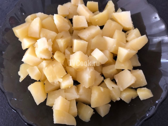 Салат с редиской и картошкой