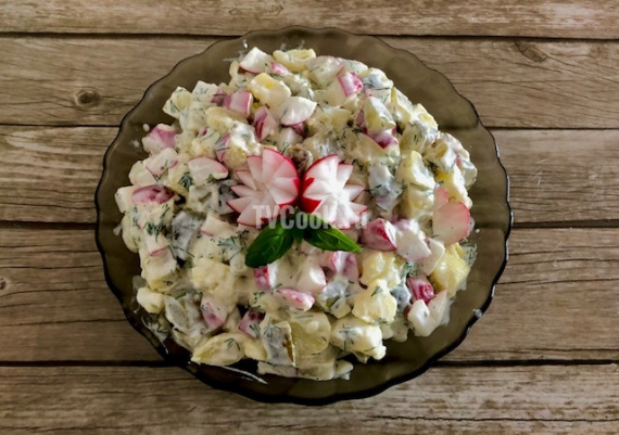 Салат с редиской и картошкой