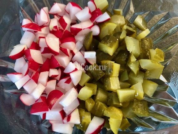 Салат с редиской и картошкой