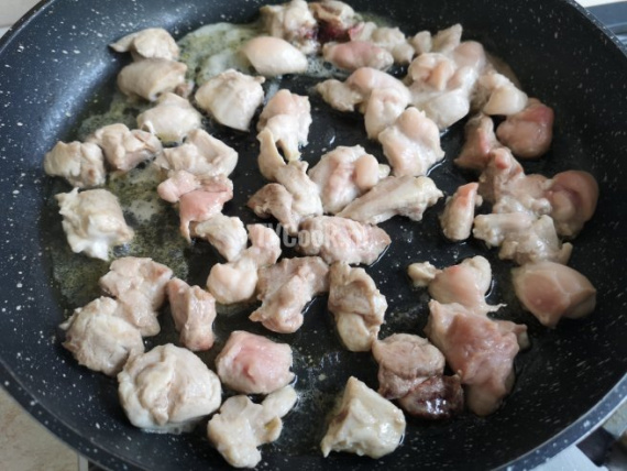 Курица в сливочно-сырном соусе с грибами