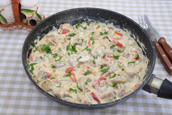 Курица в сливочно-сырном соусе с грибами