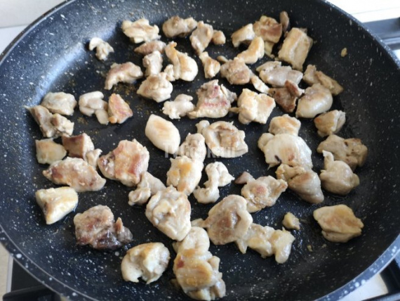Курица в сливочно-сырном соусе с грибами