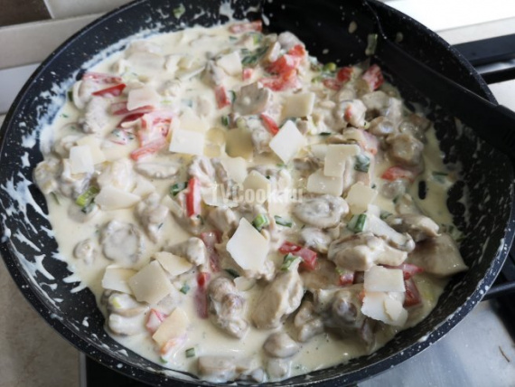 Курица в сливочно-сырном соусе с грибами