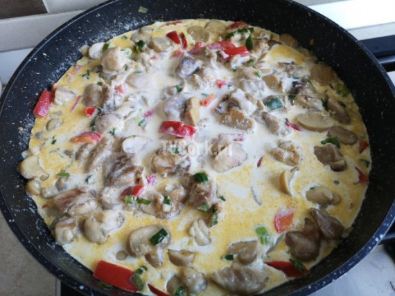 Курица в сливочно-сырном соусе с грибами