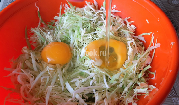 Вкусный завтрак из капусты и яиц