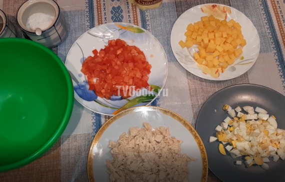 Салат с куриным филе, помидорами и сыром