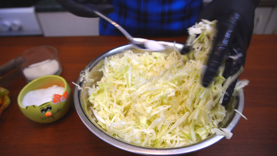 Салат из капусты вкусный и легкий.