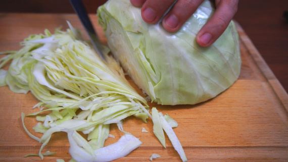 Салат из капусты вкусный и легкий.