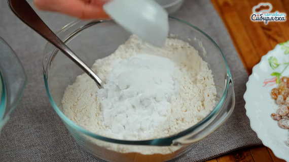 Кекс с лимонным соком и изюмом на кефире