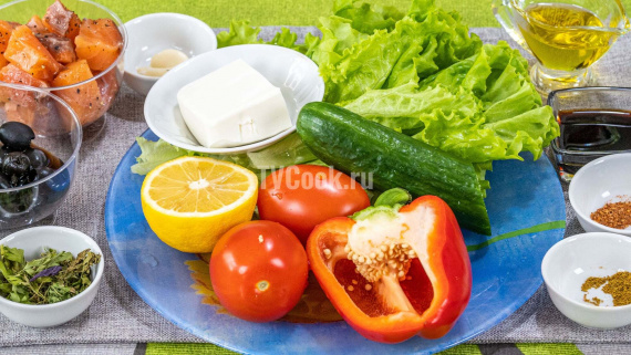 «Греческий» салат с форелью и сыром фетакса