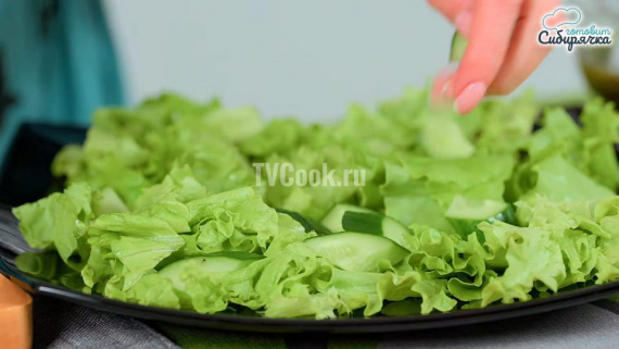 «Греческий» салат с форелью и сыром фетакса