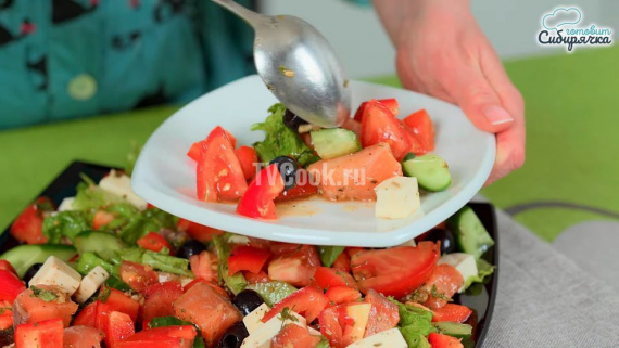 «Греческий» салат с форелью и сыром фетакса