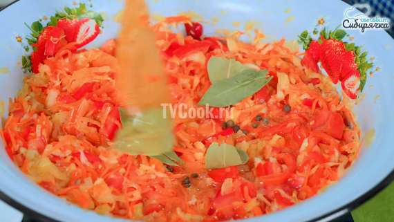 Овощной салат с капустой и помидорами на зиму