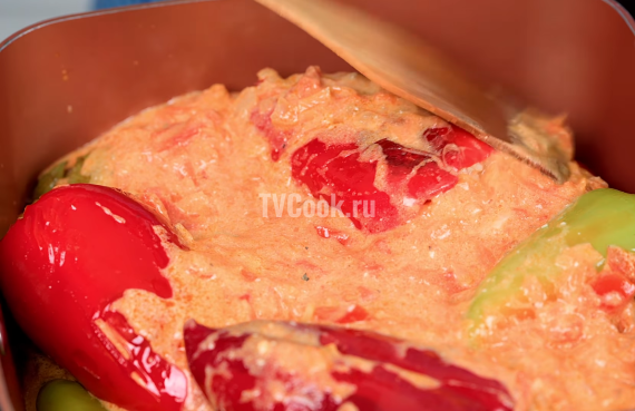 Фаршированные перцы фаршем под соусом в духовке