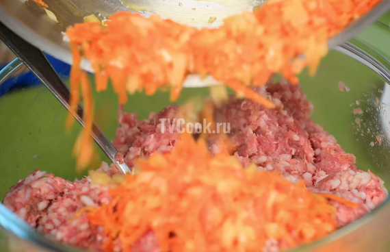 Фаршированные перцы фаршем под соусом в духовке