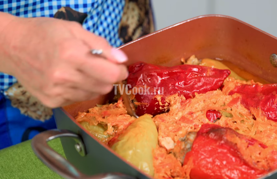 Фаршированные перцы фаршем под соусом в духовке