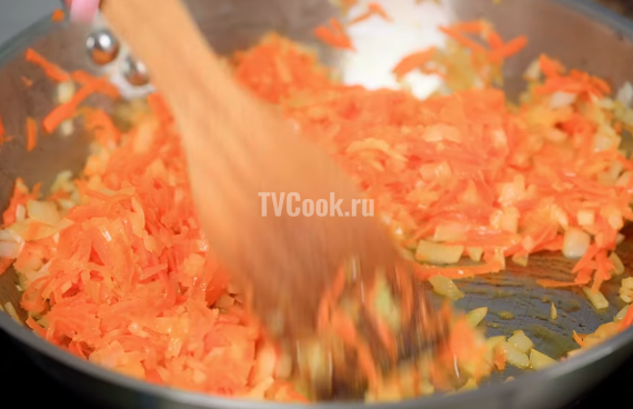Фаршированные перцы фаршем под соусом в духовке