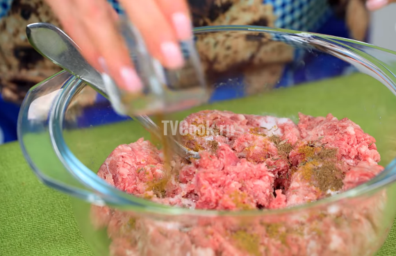 Фаршированные перцы фаршем под соусом в духовке