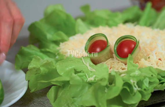 Салат с тунцом и овощами с яйцом