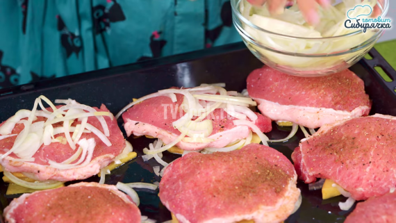 Мясо свинины по-французски с овощами в духовке