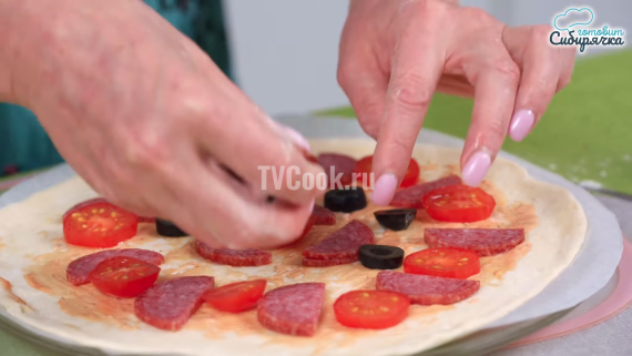 Мини-пицца с колбасой и помидорами с сыром
