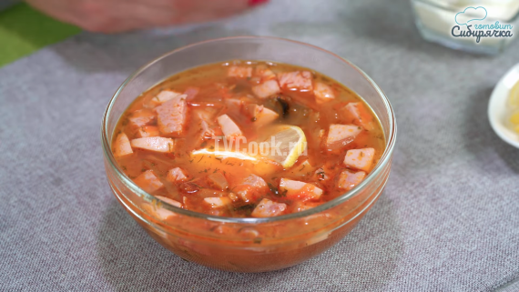 Быстрый суп с овощной заправкой и различной колбасой