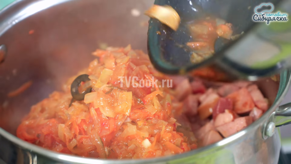 Быстрый суп с овощной заправкой и различной колбасой