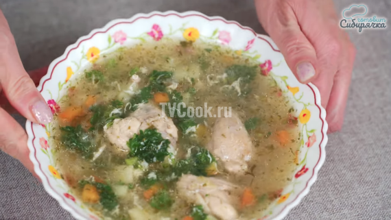 Куриный суп с крапивой и овощами