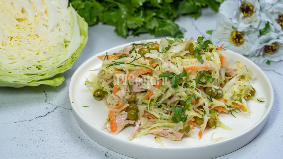 Летний сытный салат из капусты и моркови