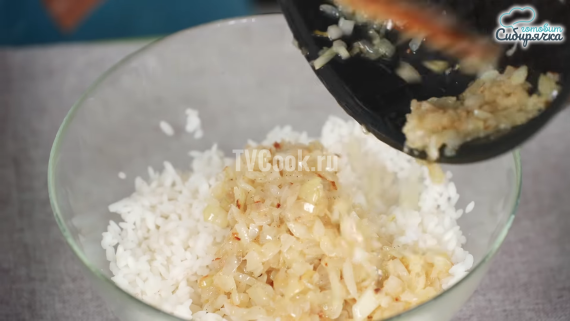 Пирожки расстегаи с рыбно рисовой начинкой