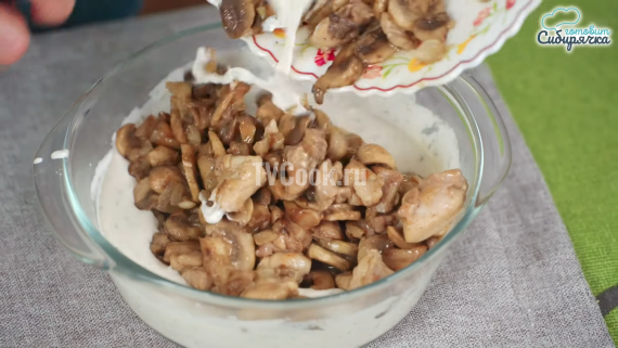 Лоранский пирог с курицей и грибами со сметаной