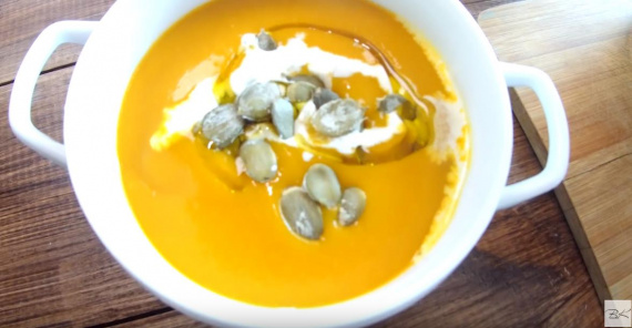 Тыквенный крем суп со сливками, семечками и кальмаром