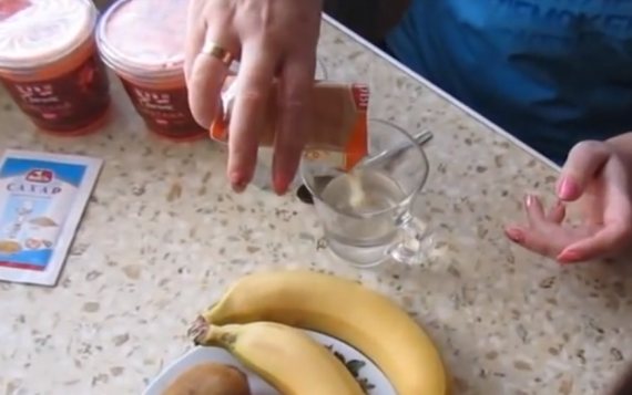 Сметанный десерт с фруктами