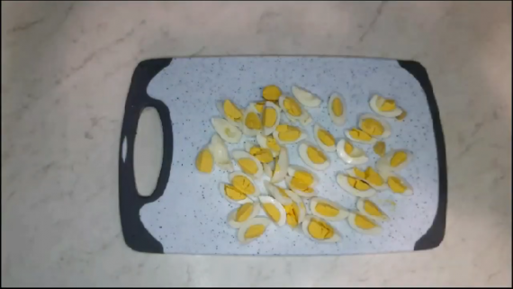 Салат из редиски и перепелиных яиц